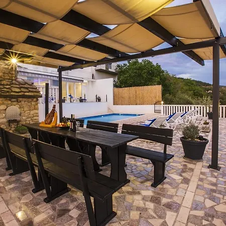 Leko With Outdoor Pool And Hot Tub , Fit 22 People