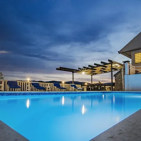 Leko With Outdoor Pool And Hot Tub , Fit 22 People Villa