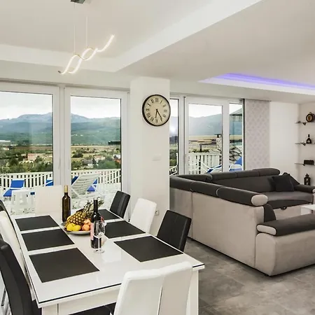 Leko With Outdoor Pool And Hot Tub , Fit 22 People Villa