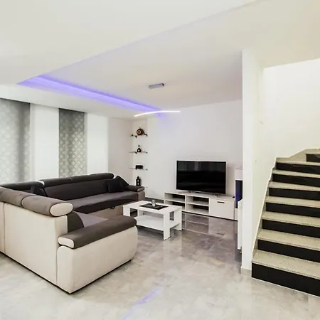Leko With Outdoor Pool And Hot Tub , Fit 22 People Villa *