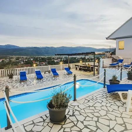 Leko With Outdoor Pool And Hot Tub , Fit 22 People