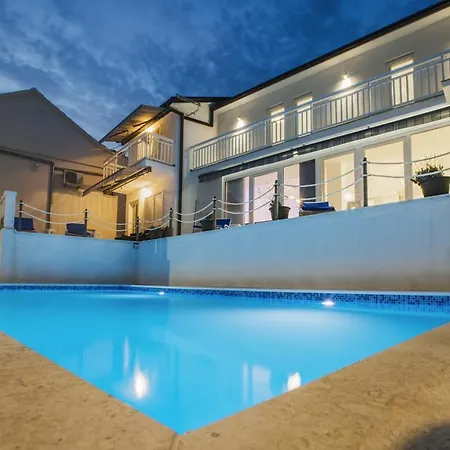 Villa Leko With Outdoor Pool And Hot Tub , Fit 22 People *