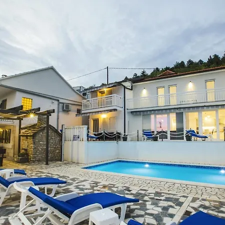 Villa Leko With Outdoor Pool And Hot Tub , Fit 22 People Donji Prolozac