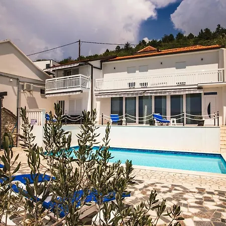 Leko With Outdoor Pool And Hot Tub , Fit 22 People Donji Prolozac