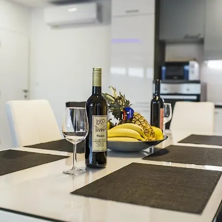 Leko With Outdoor Pool And Hot Tub , Fit 22 People Villa *