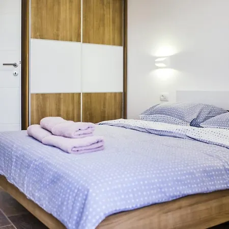 Villa Leko With Outdoor Pool And Hot Tub , Fit 22 People Donji Prolozac