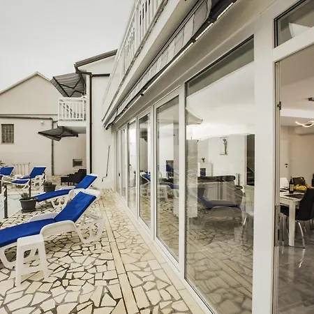 Leko With Outdoor Pool And Hot Tub , Fit 22 People