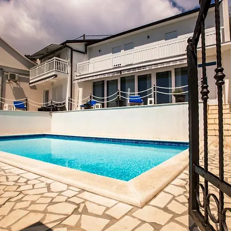 Leko With Outdoor Pool And Hot Tub , Fit 22 People Villa