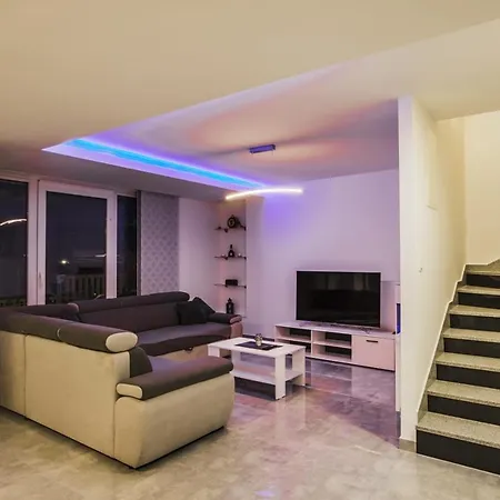 Leko With Outdoor Pool And Hot Tub , Fit 22 People Donji Prolozac
