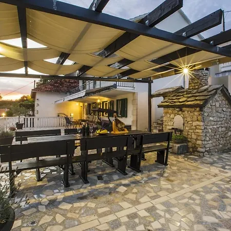 Leko With Outdoor Pool And Hot Tub , Fit 22 People Villa Donji Prolozac