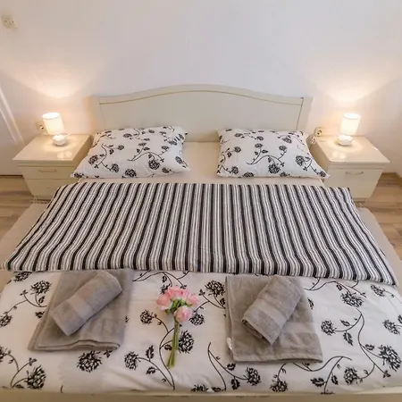 Leko With Outdoor Pool And Hot Tub , Fit 22 People Villa Donji Prolozac