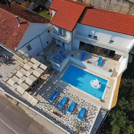 Leko With Outdoor Pool And Hot Tub , Fit 22 People Villa Donji Prolozac