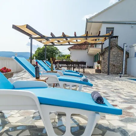 Leko With Outdoor Pool And Hot Tub , Fit 22 People