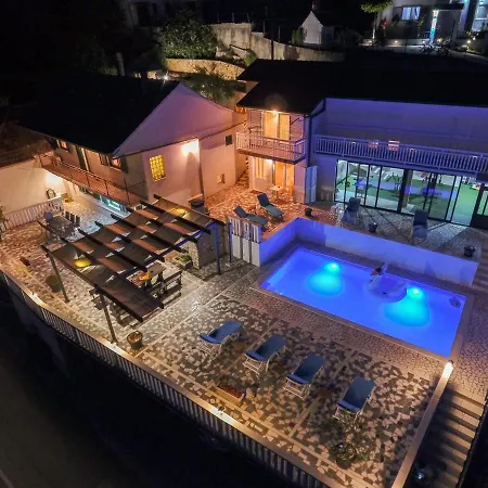 Leko With Outdoor Pool And Hot Tub , Fit 22 People Villa Donji Prolozac