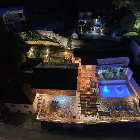 Villa Leko With Outdoor Pool And Hot Tub , Fit 22 People *