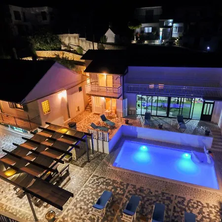 Villa Leko With Outdoor Pool And Hot Tub , Fit 22 People Donji Prolozac