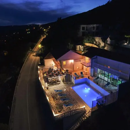 Leko With Outdoor Pool And Hot Tub , Fit 22 People